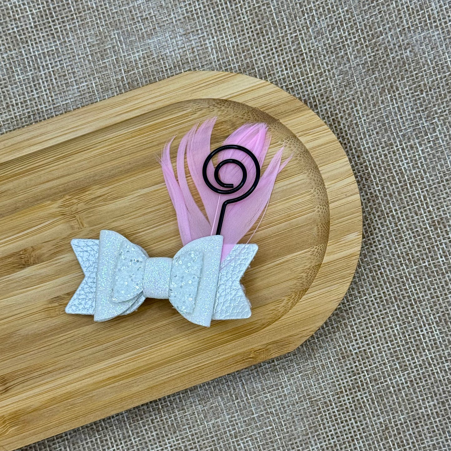 Sinterklaas strik wit veer roze