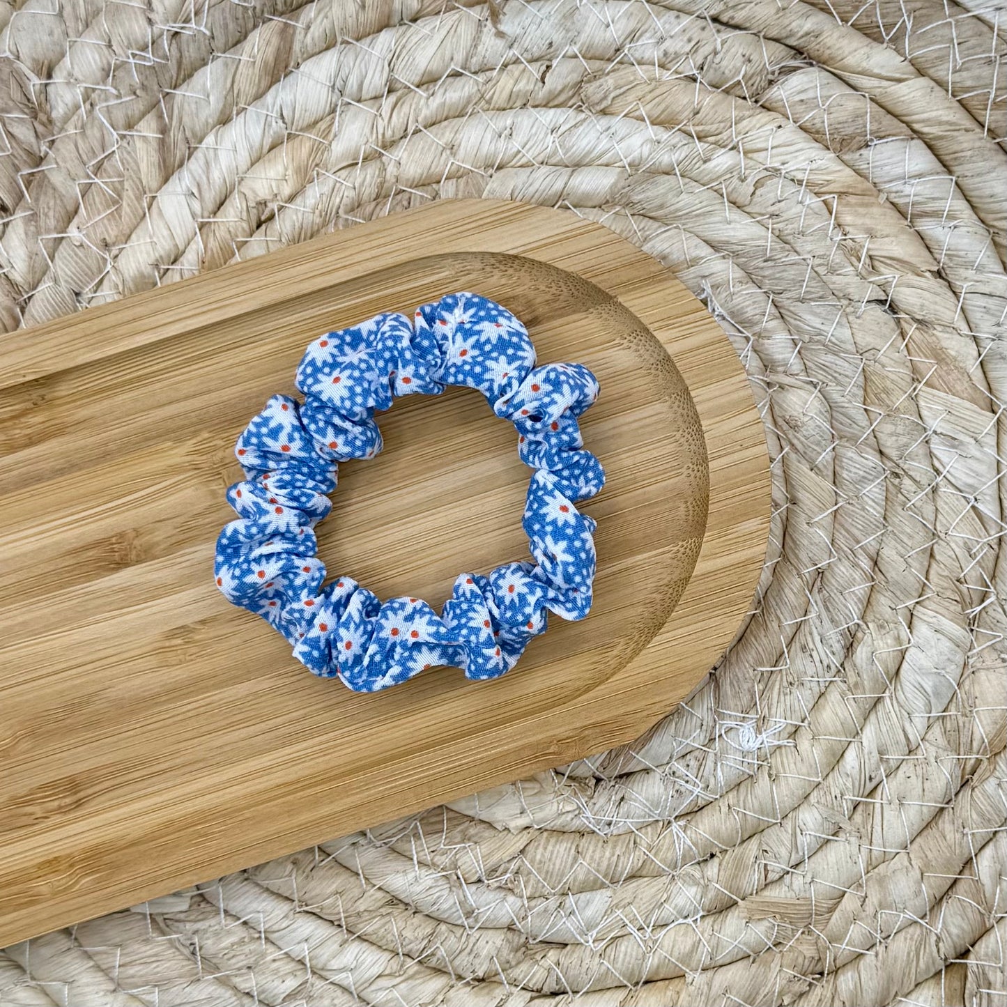 Scrunchie blauw witte bloem S