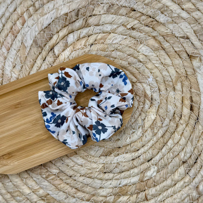 Zwemscrunchie bloem beige