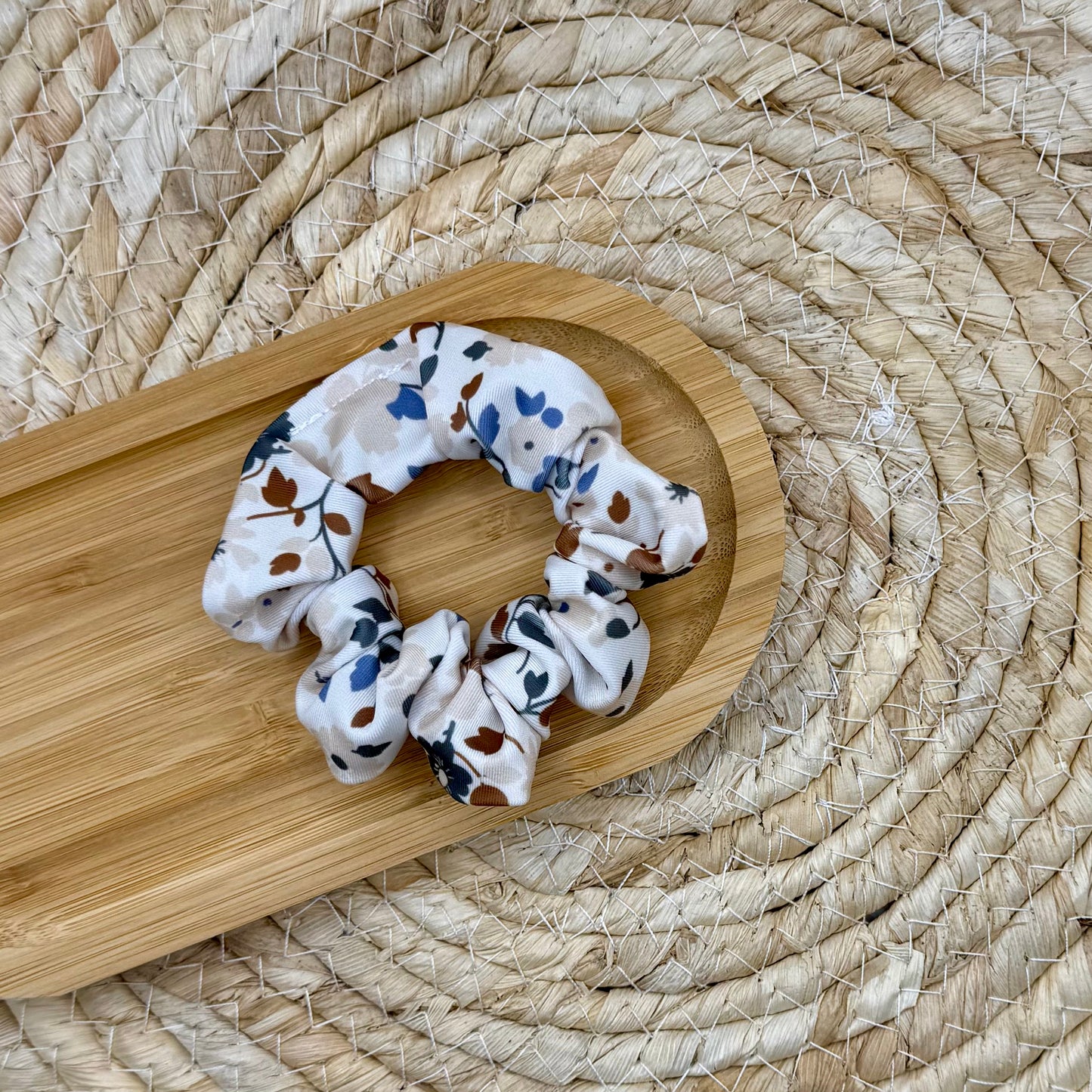 Zwemscrunchie bloem beige