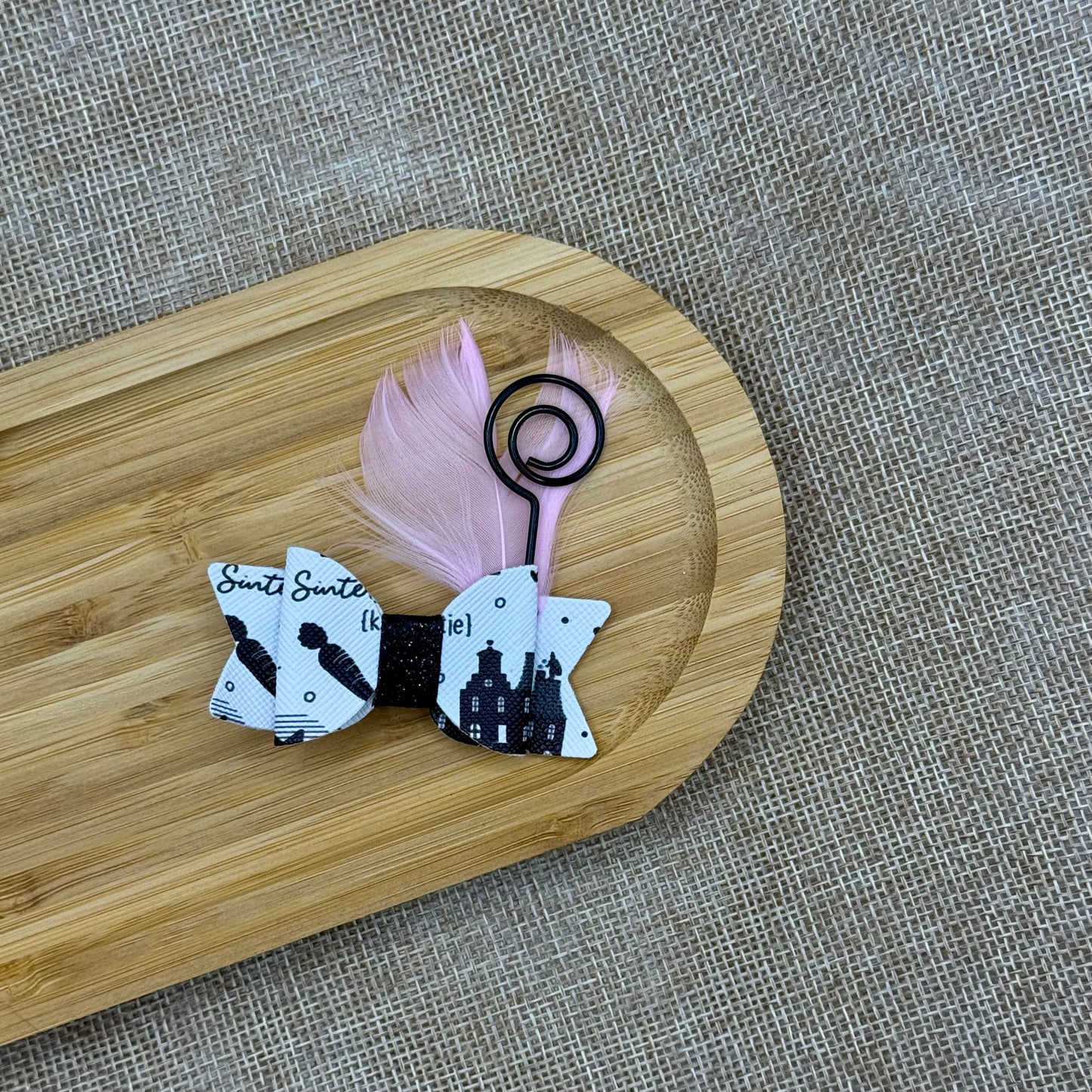 Sinterklaas strik patroon zwart veer roze