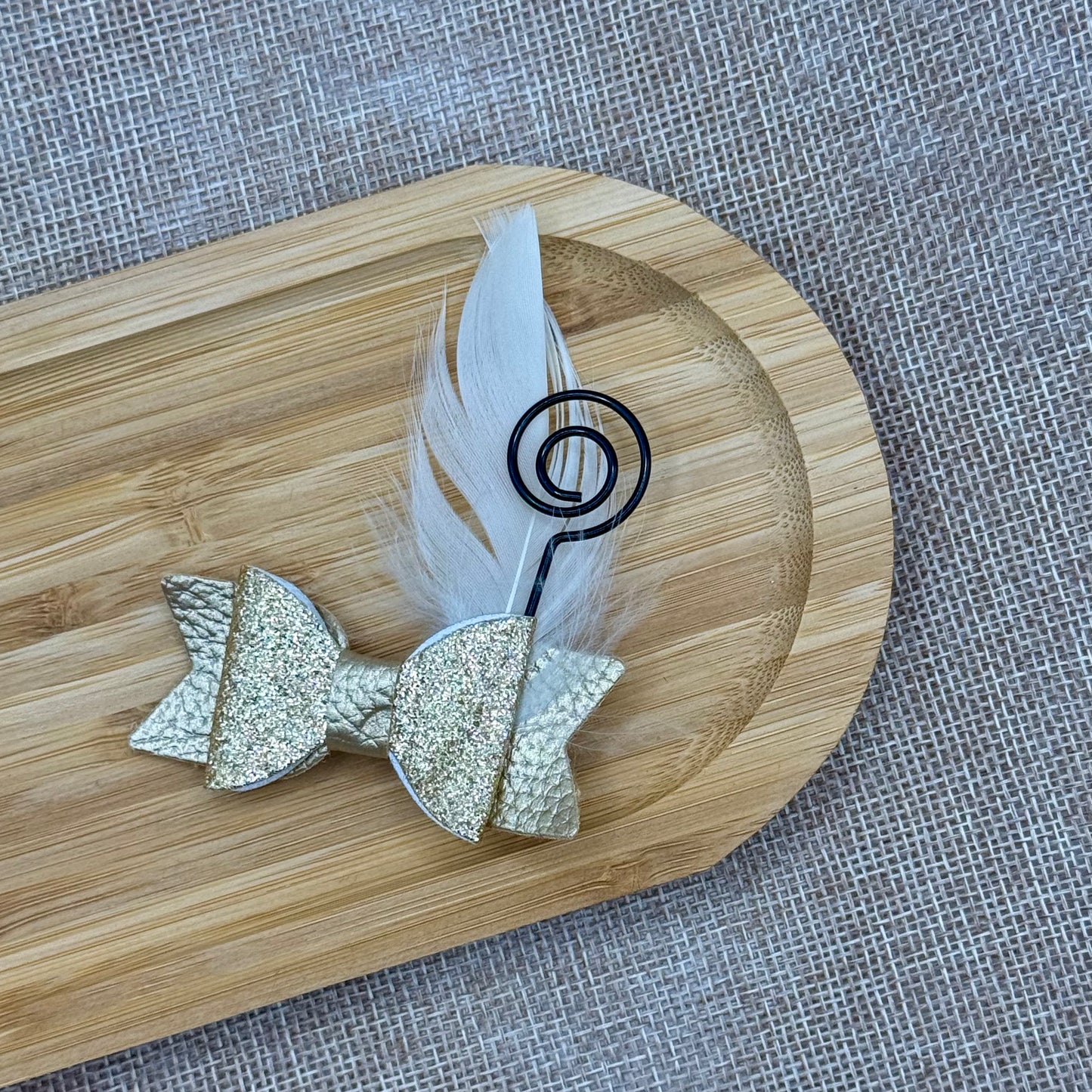 Sinterklaas strik goud enkel grijze veer