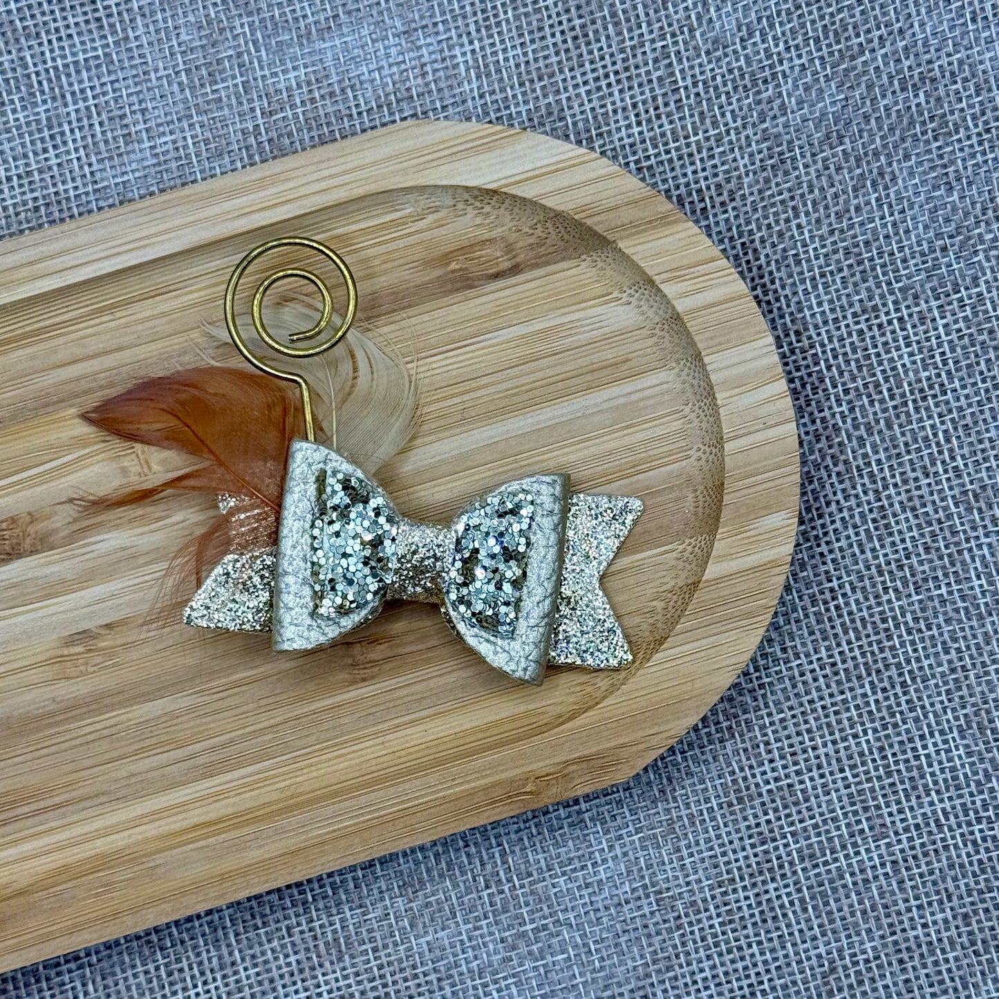 Sinterklaas strik goud veer beige bruin