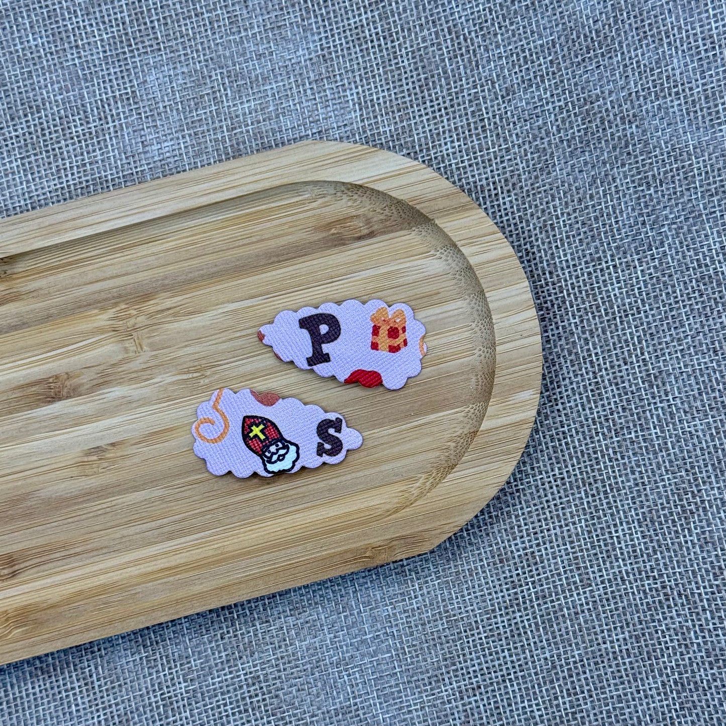 Sinterklaas speldjes 3cm paars ribbel