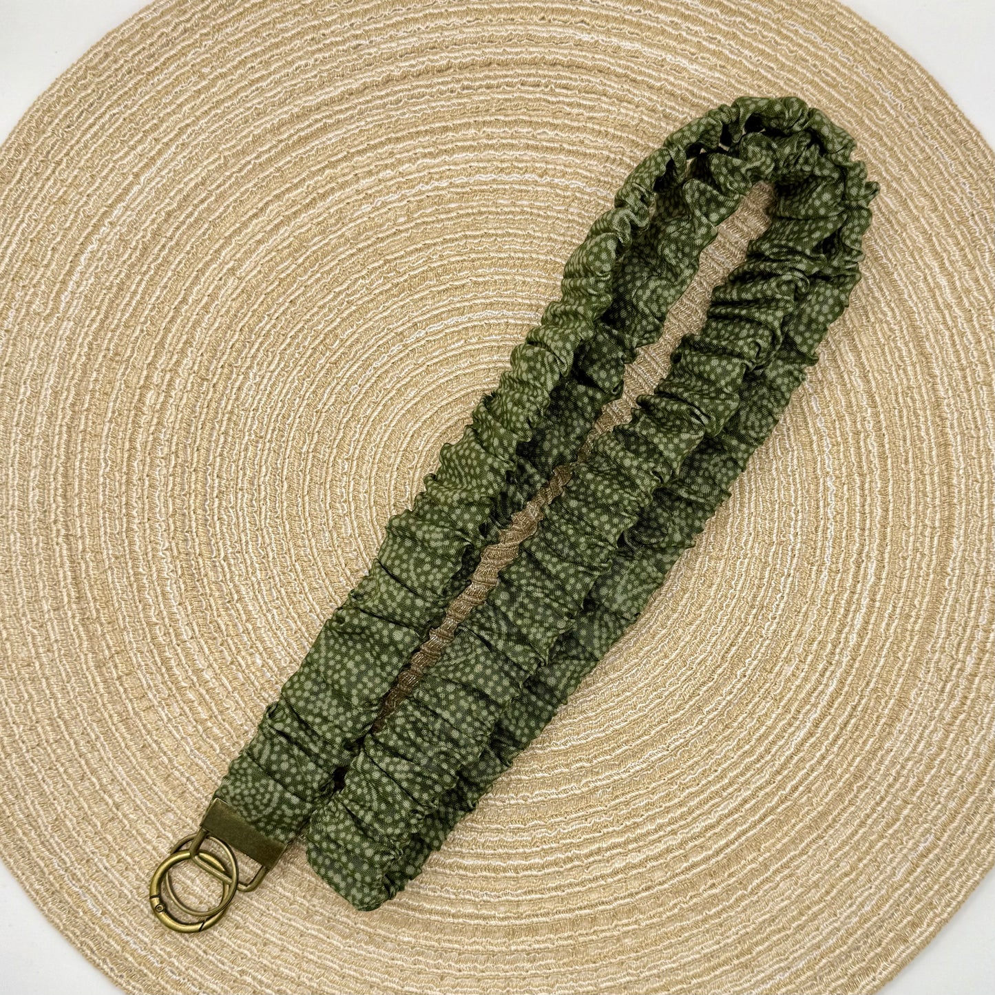 Telefoon scrunchie legergroen stip