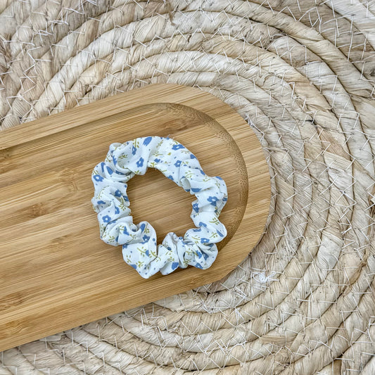 Scrunchie wit blauwe bloem S